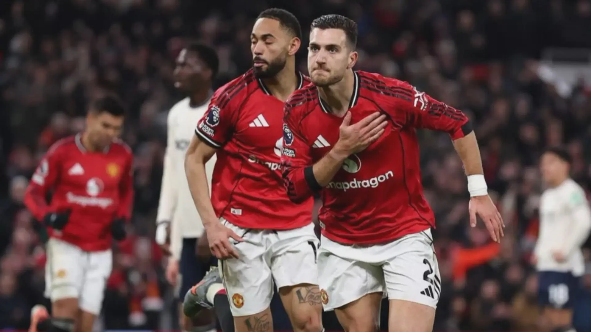 Manchester United chia điểm trên sân nhà